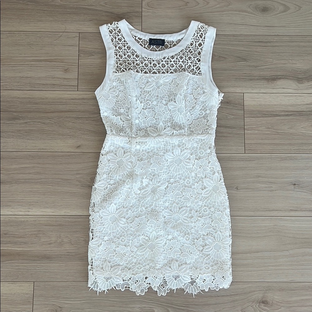 Astr White Sleeveless Sheath Mini Dress